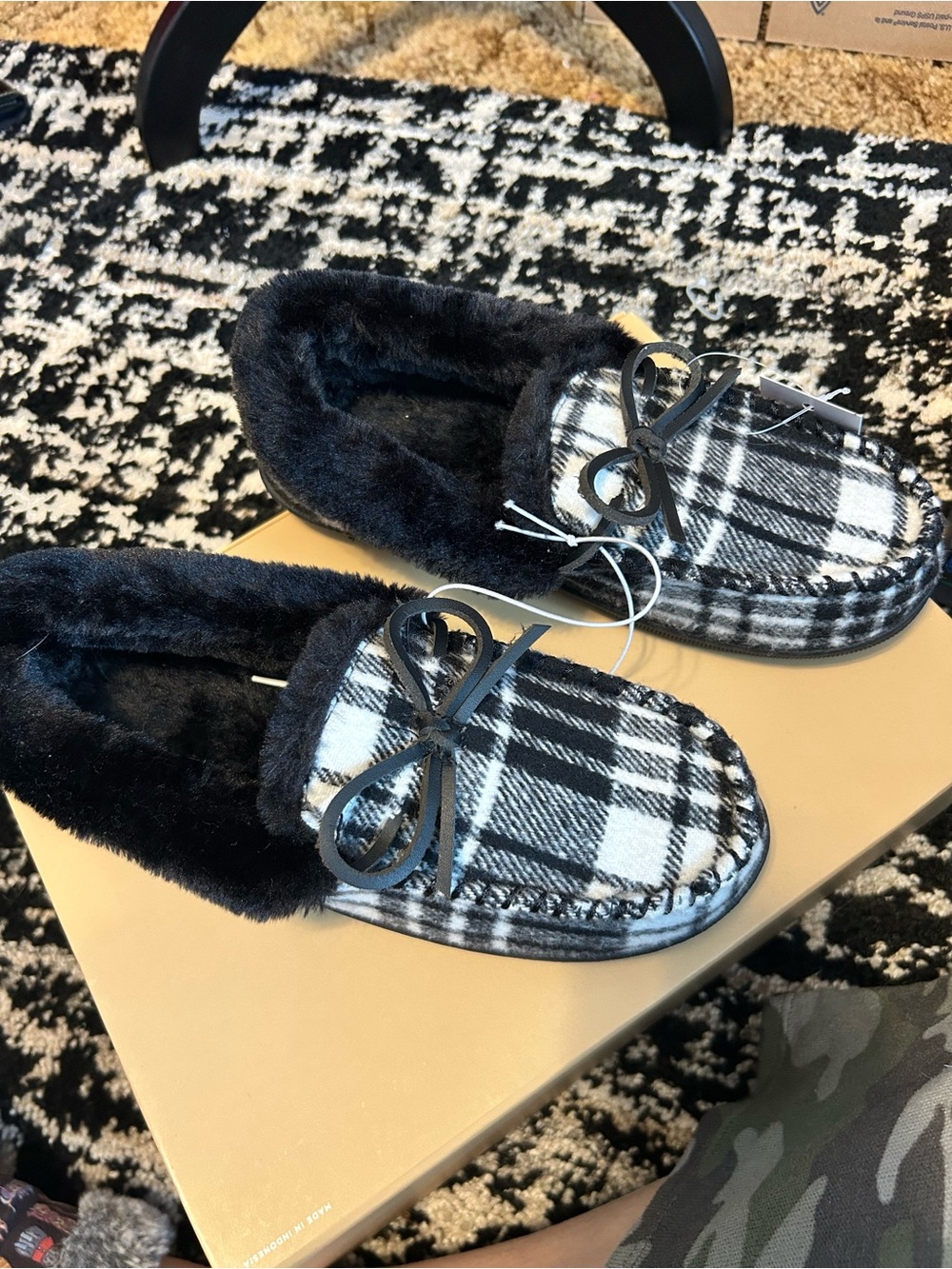 Sonoma Black & White Plaid Faux Fur Moccasin Slippers XS 5-6 New with tags
